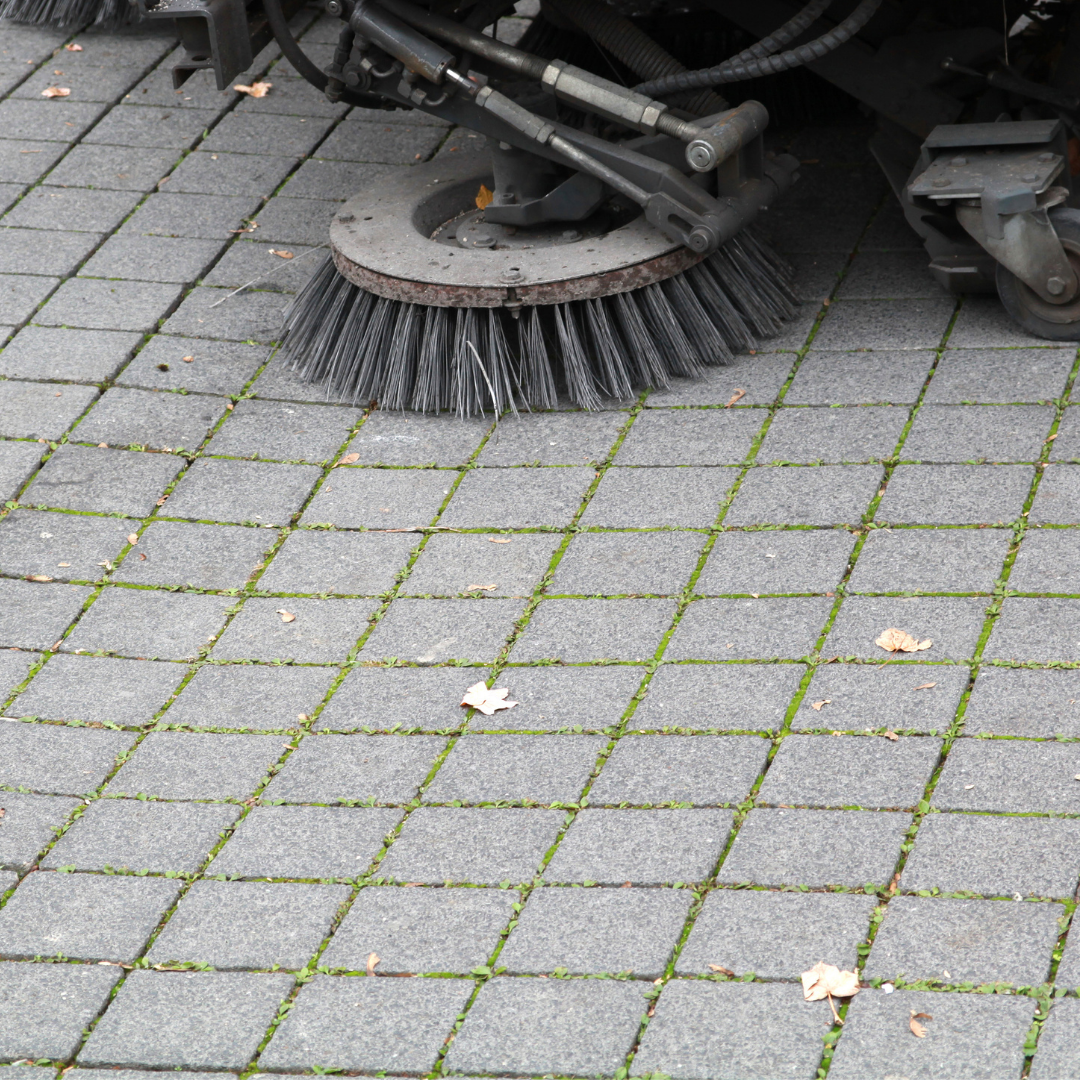 Machinaal onkruid verwijderen door Panhuijzen Groen