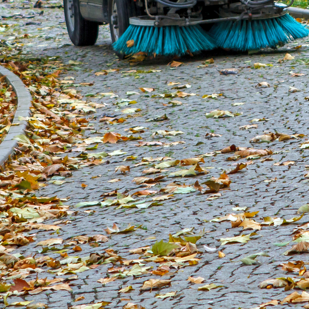 Machinaal vegen voor gemeentes en bedrijven door Panhuijzen Groen