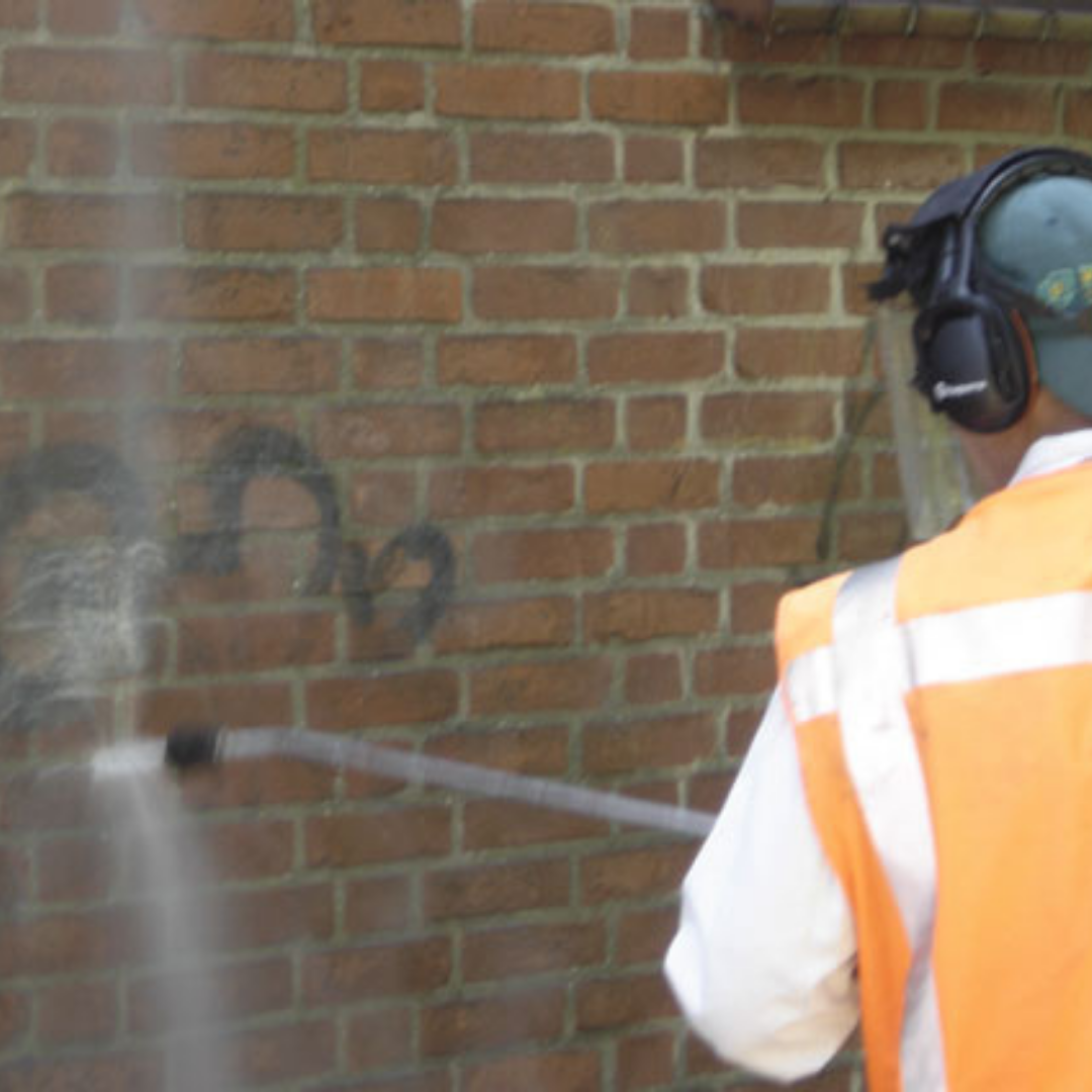 Professioneel graffiti laten verwijderen door Panhuijzen Groen